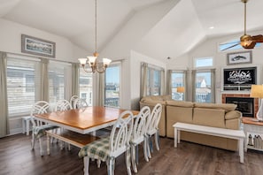 Dining - Mama Burts: Oceanside, community pool, hot tub, game room, elevator & short walk to the beach! (Nags Head)