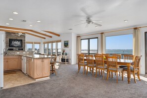 Dining - Bay Meadow 20: Soundfront, spectacular sunsets, dog-friendly, elevator, community pool (Nags Head)