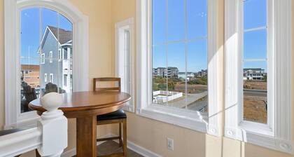 Fireflies: Semi-oceanfront, private pool, hot tub, rec room with pool table, easy beach access