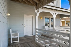 Terrace/patio - Sunshine In My Pocket: Oceanside, private pool, hot tub, ping pong table, short walk to beach! (Nags Head)