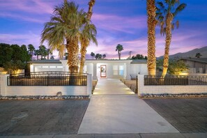 Exterior - Summer Sale! Pristine Salt pool, EV charger! (Palm Springs)