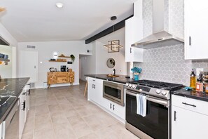 Fridge, microwave, oven, stovetop - Summer Sale! Pristine Salt pool, EV charger! (Palm Springs)