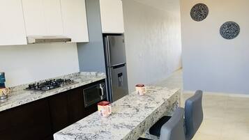 Réfrigérateur, micro-ondes, plaque de cuisson, cafetiÚre/bouilloire