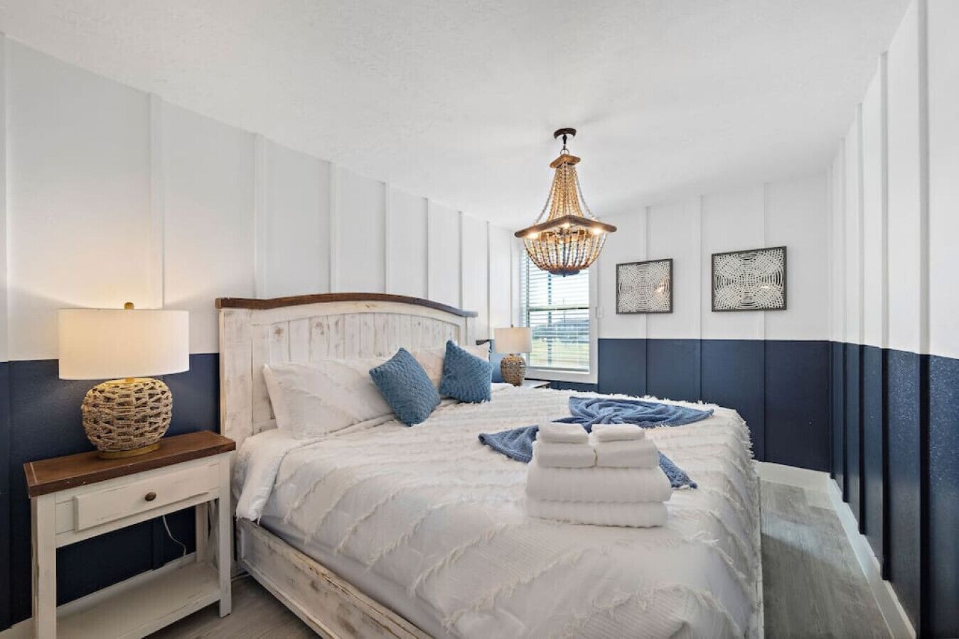 4 habitaciones, escritorio y tabla de planchar con plancha 