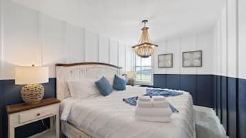 4 habitaciones, escritorio y tabla de planchar con plancha