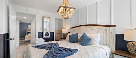 4 soverom, skrivebord, strykejern/-brett og reiseseng for barn