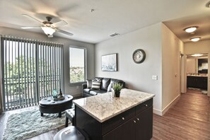 비즈니스 아파트, 침실 1개 | 거실 공간 | 디지털 채널 시청이 가능한 55인치 스마트 TV, TV