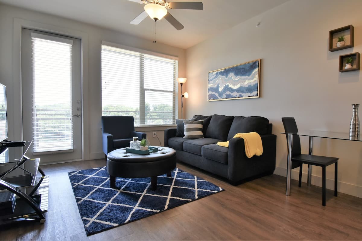 Executive-Apartment | Wohnbereich | 55-Zoll-Smart-TV mit Digitalempfang, Fernseher