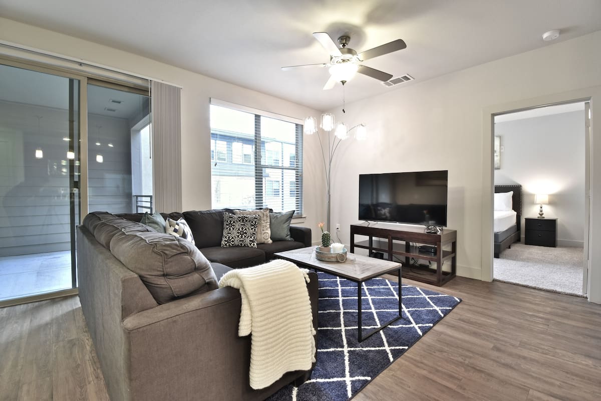 Presidential-Apartment | Wohnzimmer | 55-Zoll-Smart-TV mit Digitalempfang, Fernseher