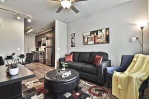 Living area - Corporate Suites at Knox Henderson Dallas (Dallas)