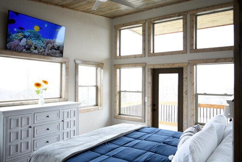 Luxury Contemporary Chalet with spectacular views, amenities & nearby activities