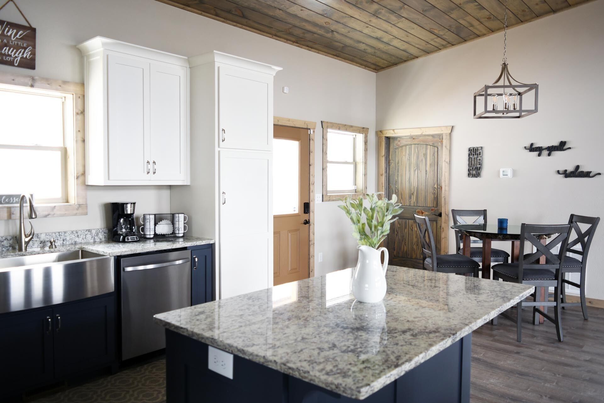 New Luxury Contemporary Chalet with spectacular 180* views & nearby activities!