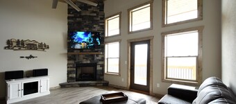 Luxury Contemporary Chalet with spectacular views, amenities & nearby activities