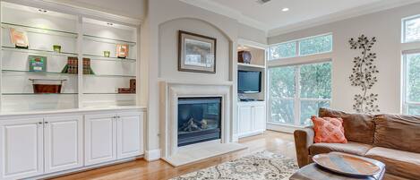 Smart TV, fireplace