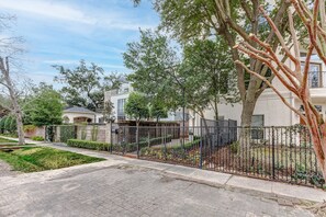 Exterior - 5 beds-3802sf 4BR/3.5BA/2 car garage-Memorial Park (Houston)