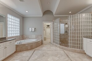 Combined shower/bathtub, jetted bath, towels, shampoo - 5 beds-3802sf 4BR/3.5BA/2 car garage-Memorial Park (Houston)