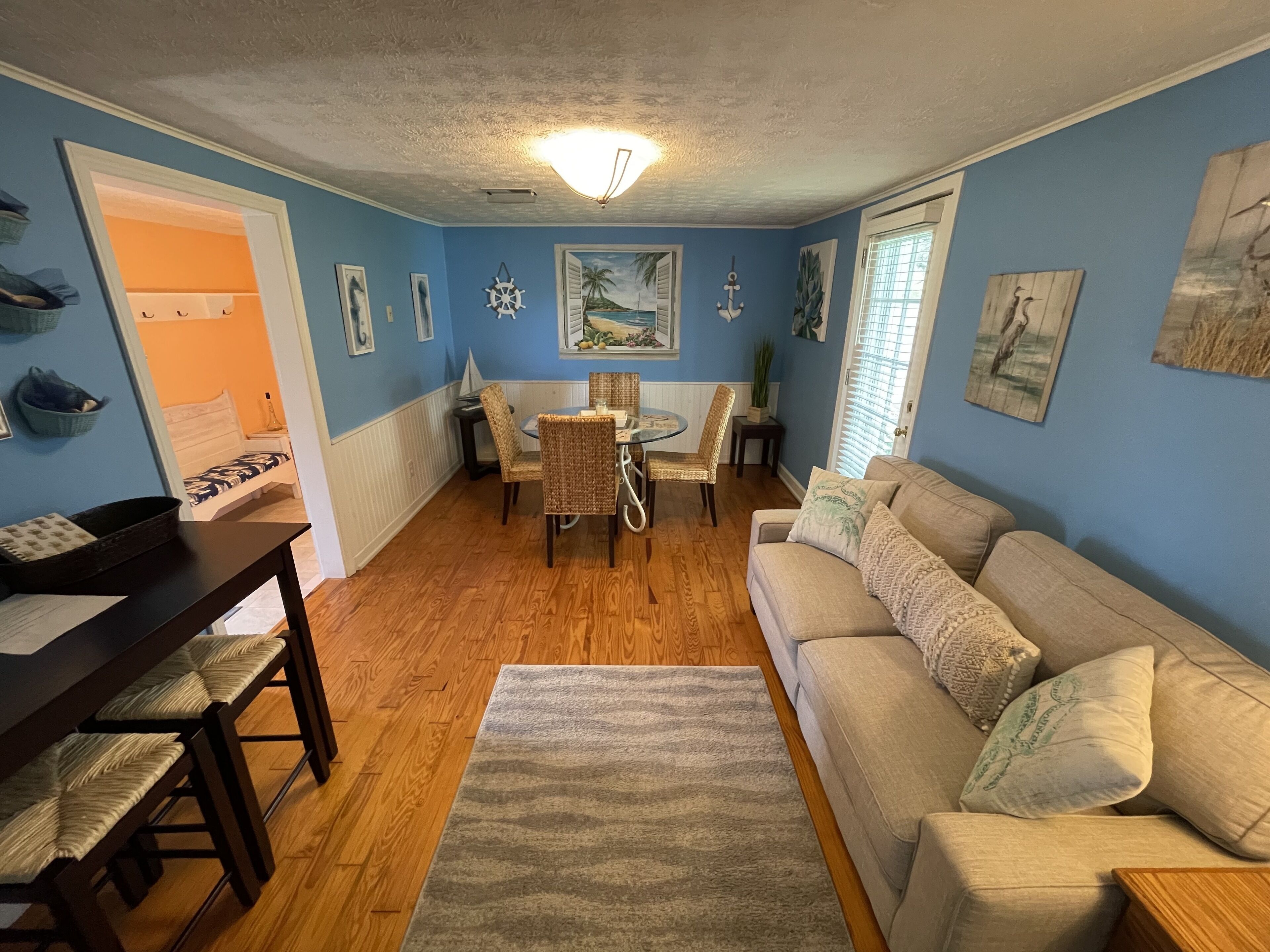 Cottage in resort style area, across from Buckeye Lake bars/restaurants!