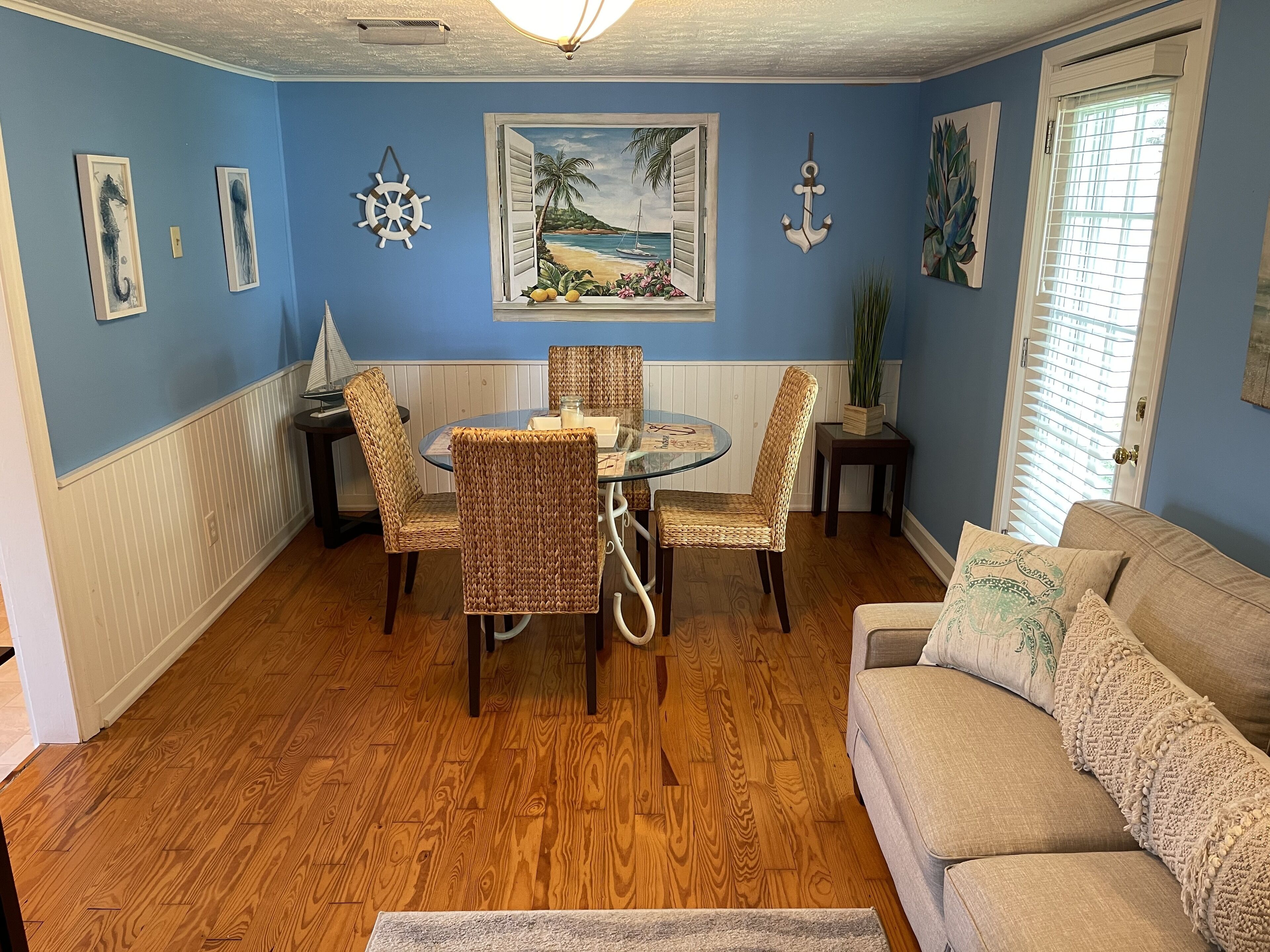 Cottage in resort style area, across from Buckeye Lake bars/restaurants!