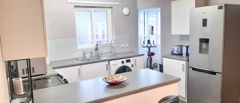 Kjøleskap, mikrobølgeovn, ovn og brødrister