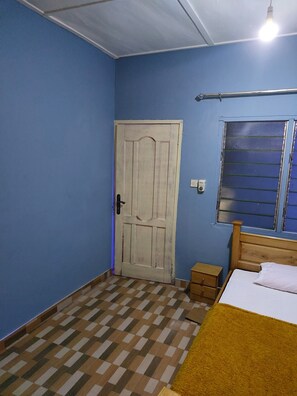 4 عدّة غرف نوم وواي فاي وملاءات أسرّة