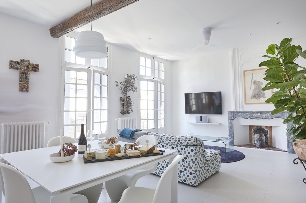 Beautiful Art Lovers Apartment