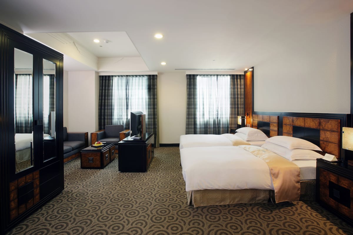 Minibar, in-room safe, desk, iron/ironing board