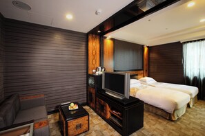 Habitación Deluxe con 2 camas individuales | Minibar, caja fuerte, escritorio y cortinas opacas