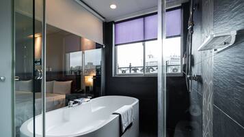 Quarto triplo luxo | Banheiro | Chuveiro/banheira combinados, chuveiro com efeito de chuva