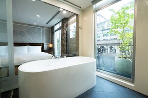 行政雙人房 | 浴室 | 花灑/浴缸組合、雨淋花灑、免費梳洗用品、風筒