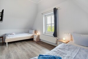 3 makuuhuonetta, silitysrauta/-lauta, ilmainen Wi-Fi, vuodevaatteet