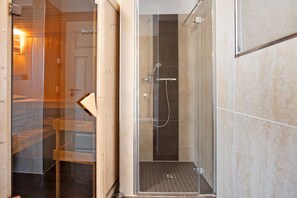 Suihku, ilmaiset hygieniatuotteet, hiustenkuivaaja, pyyhkeet