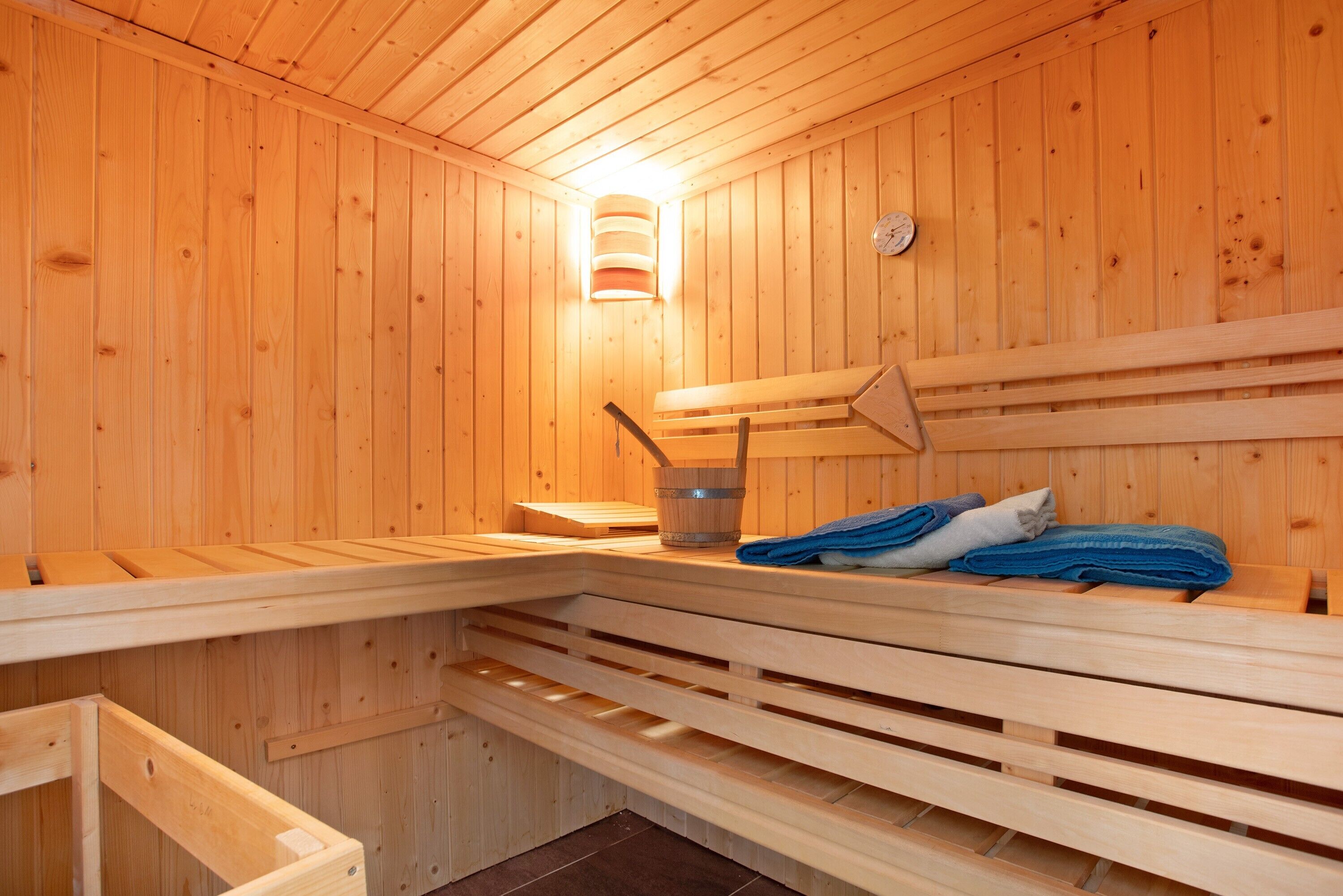 Puisesta laudelavasta, ämpäristä ja pyyhkeistä koostuva sauna.