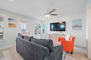 Smart TV, books - Cozy Beach Cottage w/ Fire Pit, Close to the Beach (Galveston)