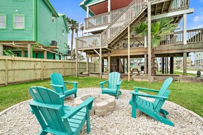 Property grounds - Cozy Beach Cottage w/ Fire Pit, Close to the Beach (Galveston)