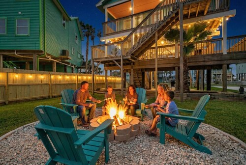 Cozy Beach Cottage w/ Fire Pit, Close to the Beach