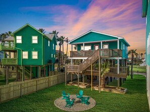 Exterior - Cozy Beach Cottage w/ Fire Pit, Close to the Beach (Galveston)