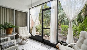 Vasca, asciugacapelli, asciugamani, sapone