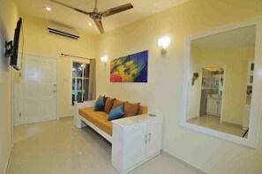 Smart TV - Newly Renovated Condo One Block From Beach (Puntarenas Province)