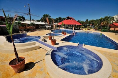 Newly Renovated Condo One Block From Beach