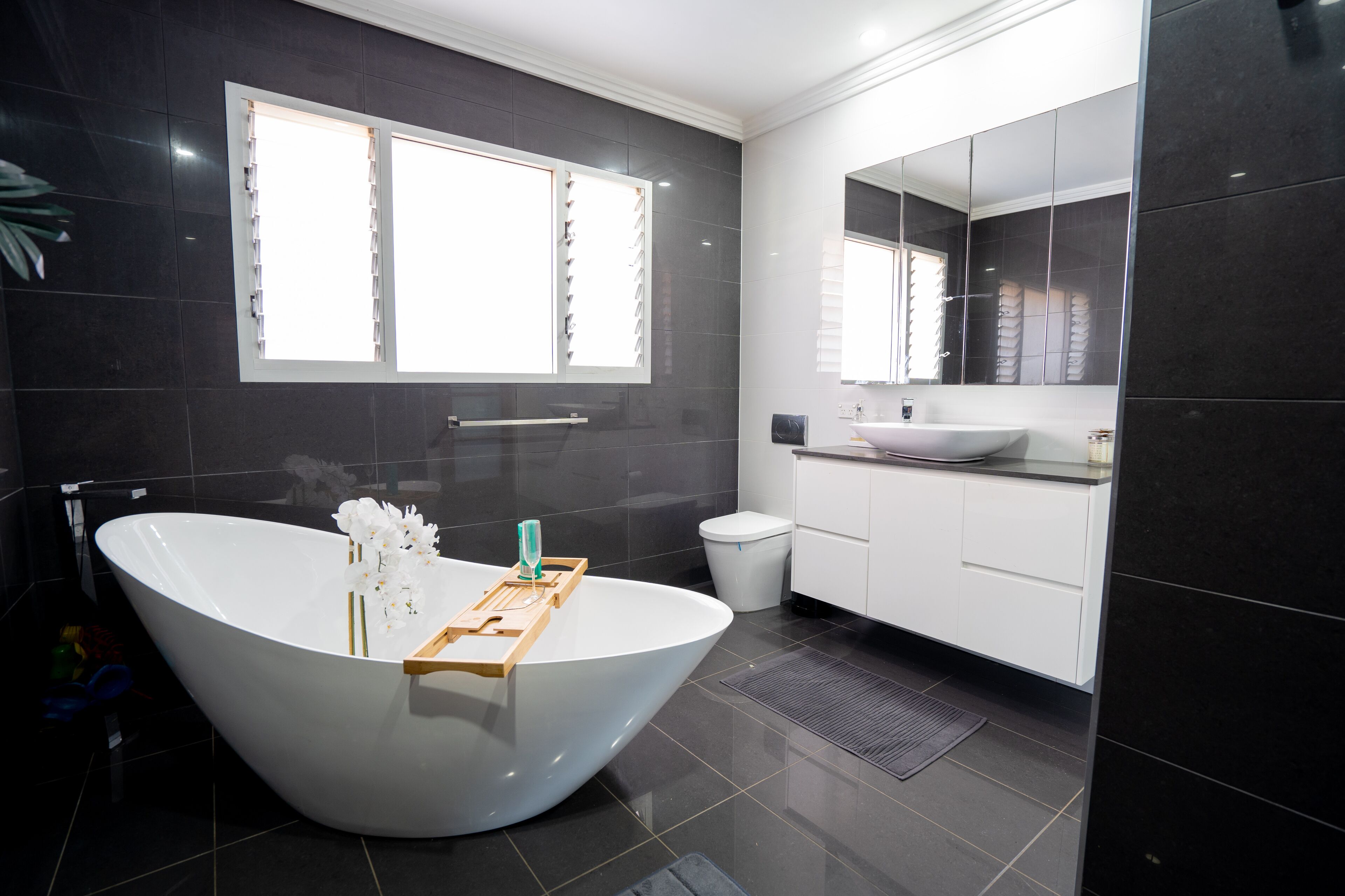 WATERFRONT 7x BEDROOM APARTMENT W/ HOT TUB — image 22