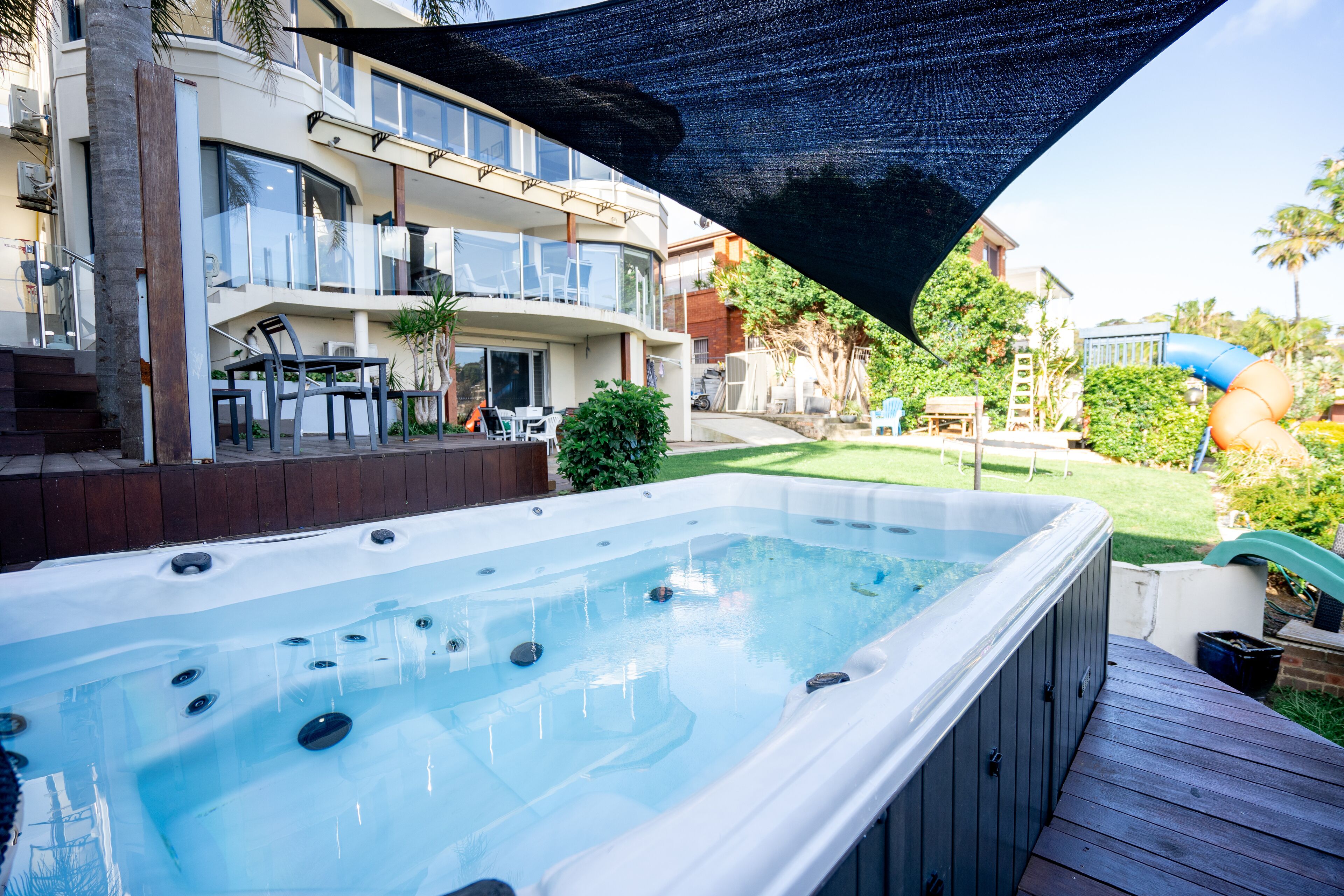 WATERFRONT 7x BEDROOM APARTMENT W/ HOT TUB — image 4