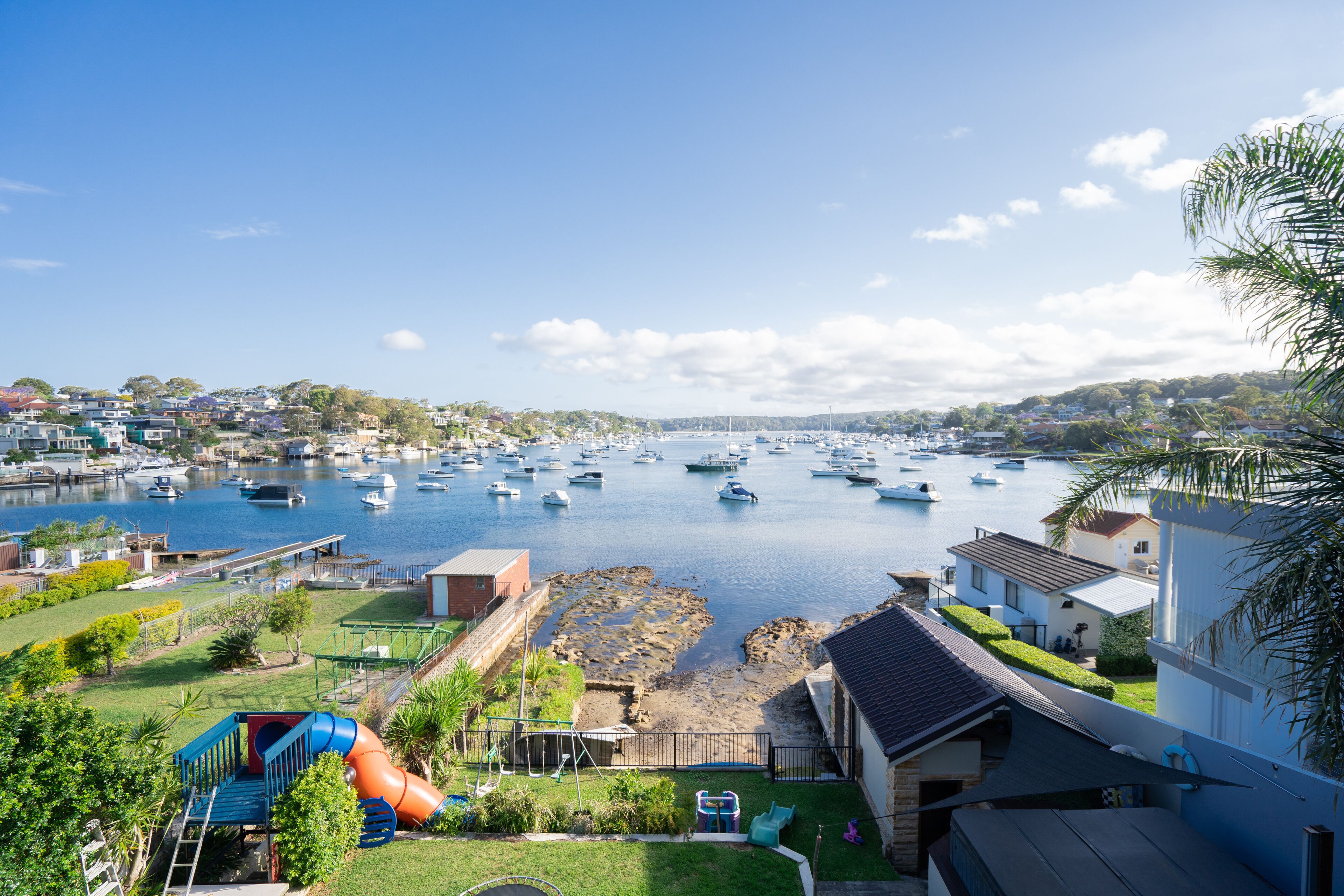 WATERFRONT 7x BEDROOM APARTMENT W/ HOT TUB — image 2