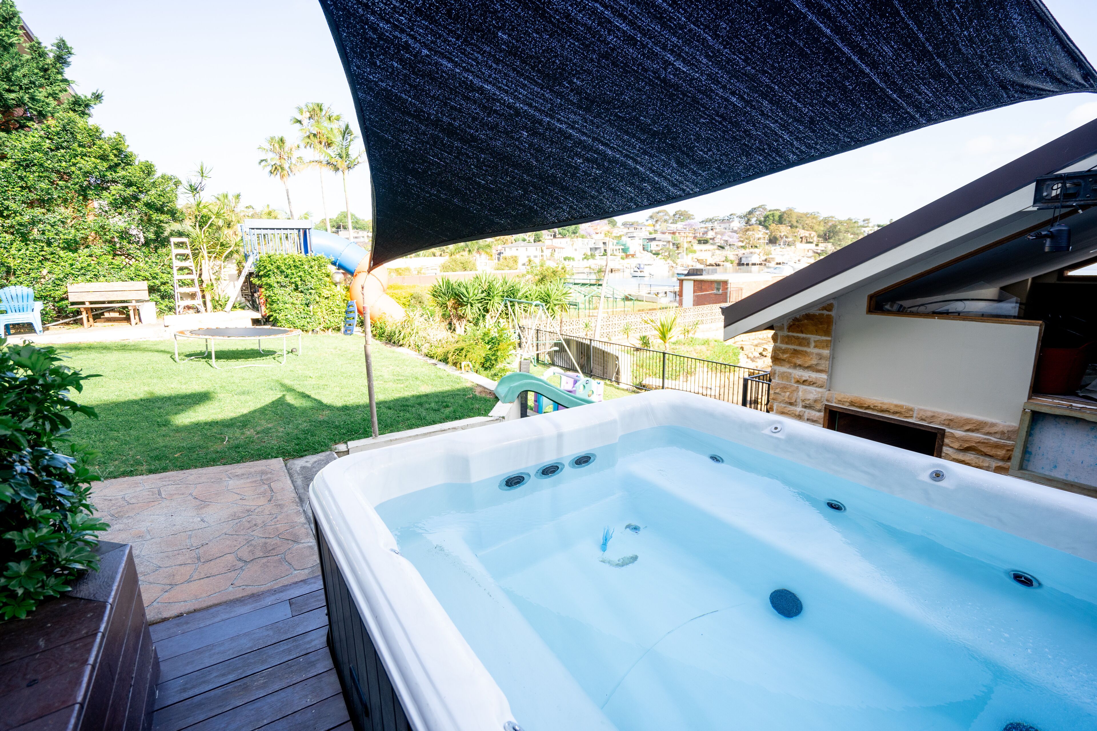 WATERFRONT 7x BEDROOM APARTMENT W/ HOT TUB — image 5