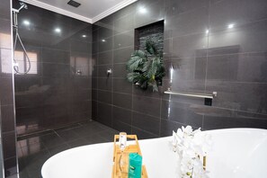 Combined shower/bathtub, towels