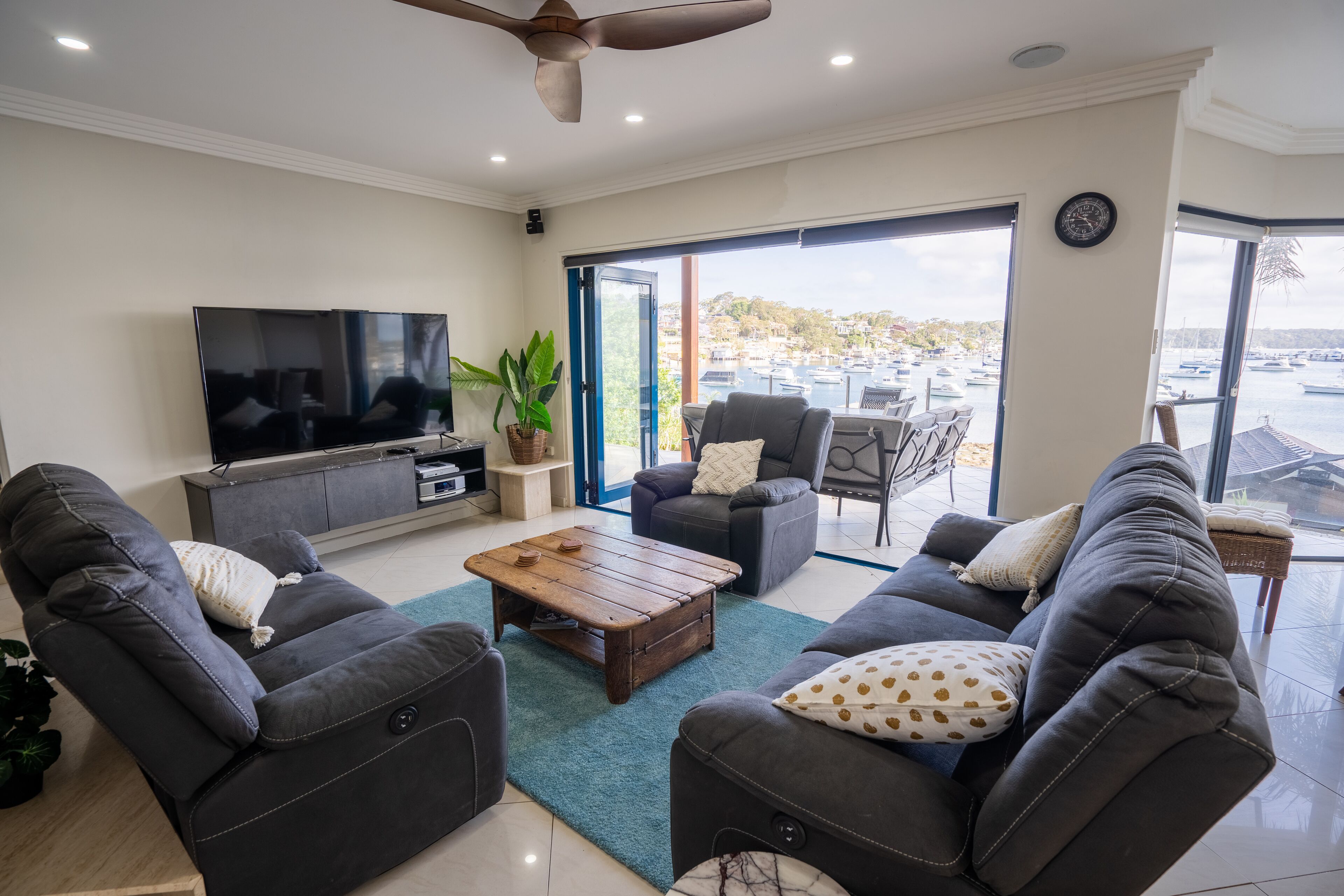 WATERFRONT 7x BEDROOM APARTMENT W/ HOT TUB — image 21