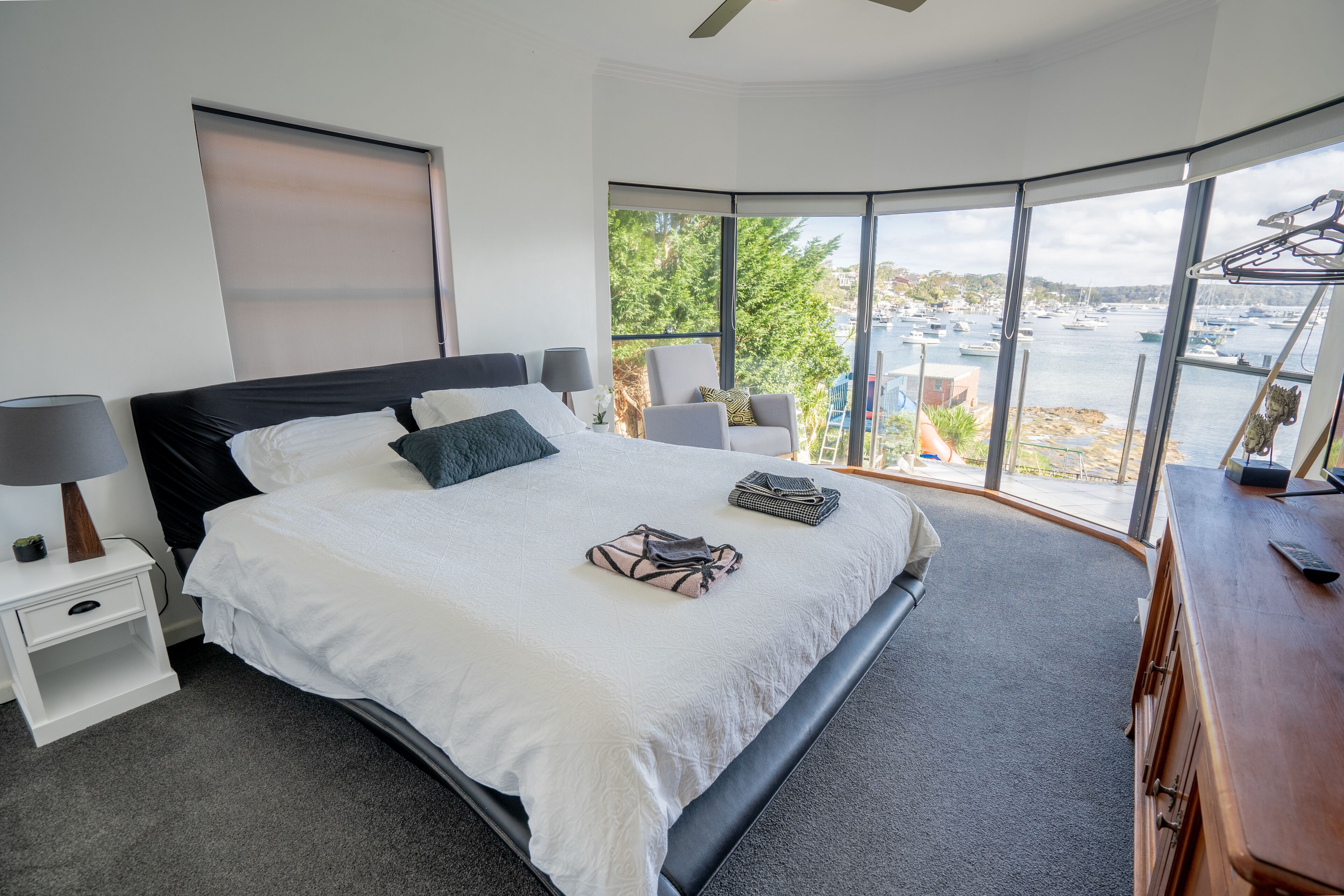 WATERFRONT 7x BEDROOM APARTMENT W/ HOT TUB — image 14