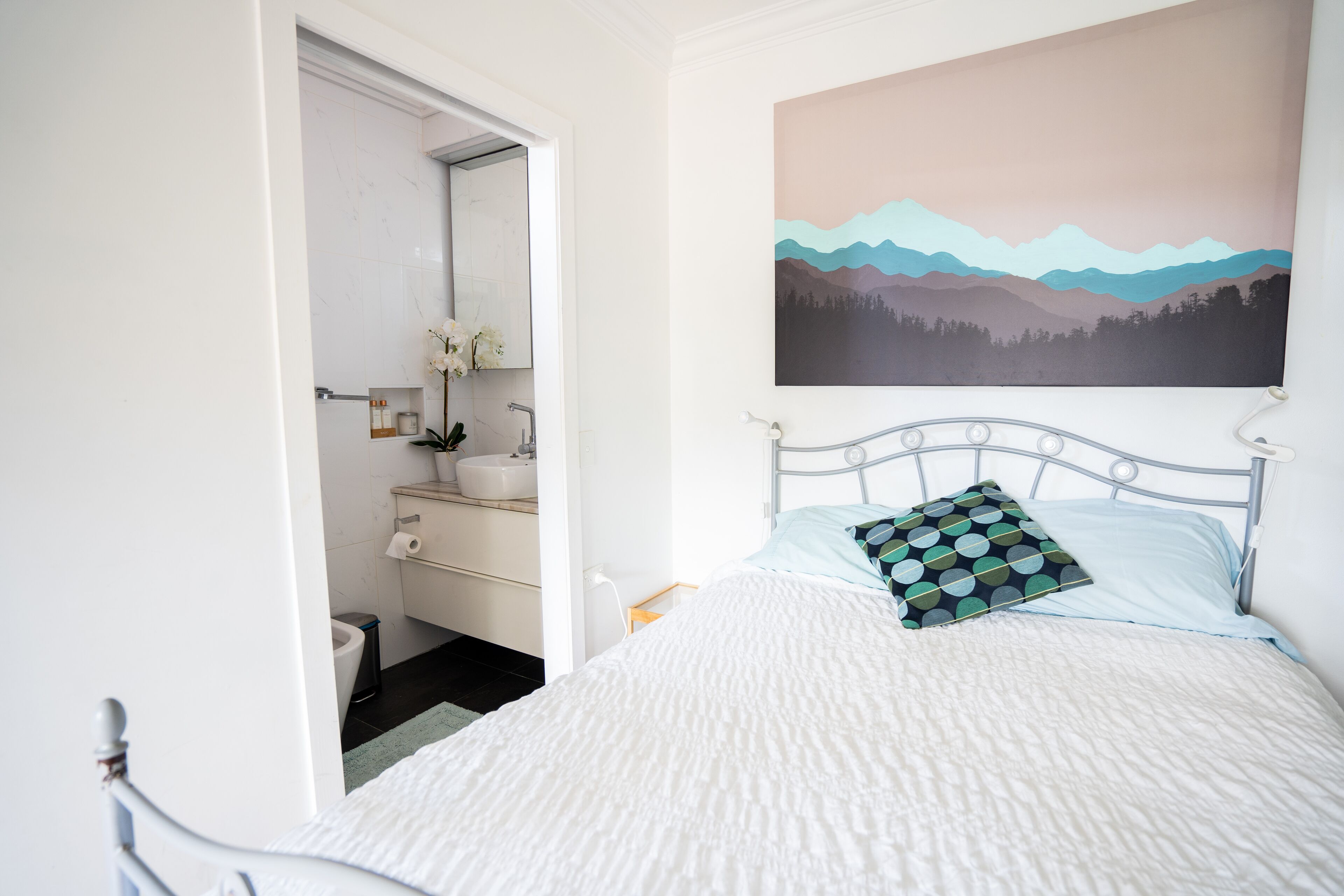 WATERFRONT 7x BEDROOM APARTMENT W/ HOT TUB — image 25