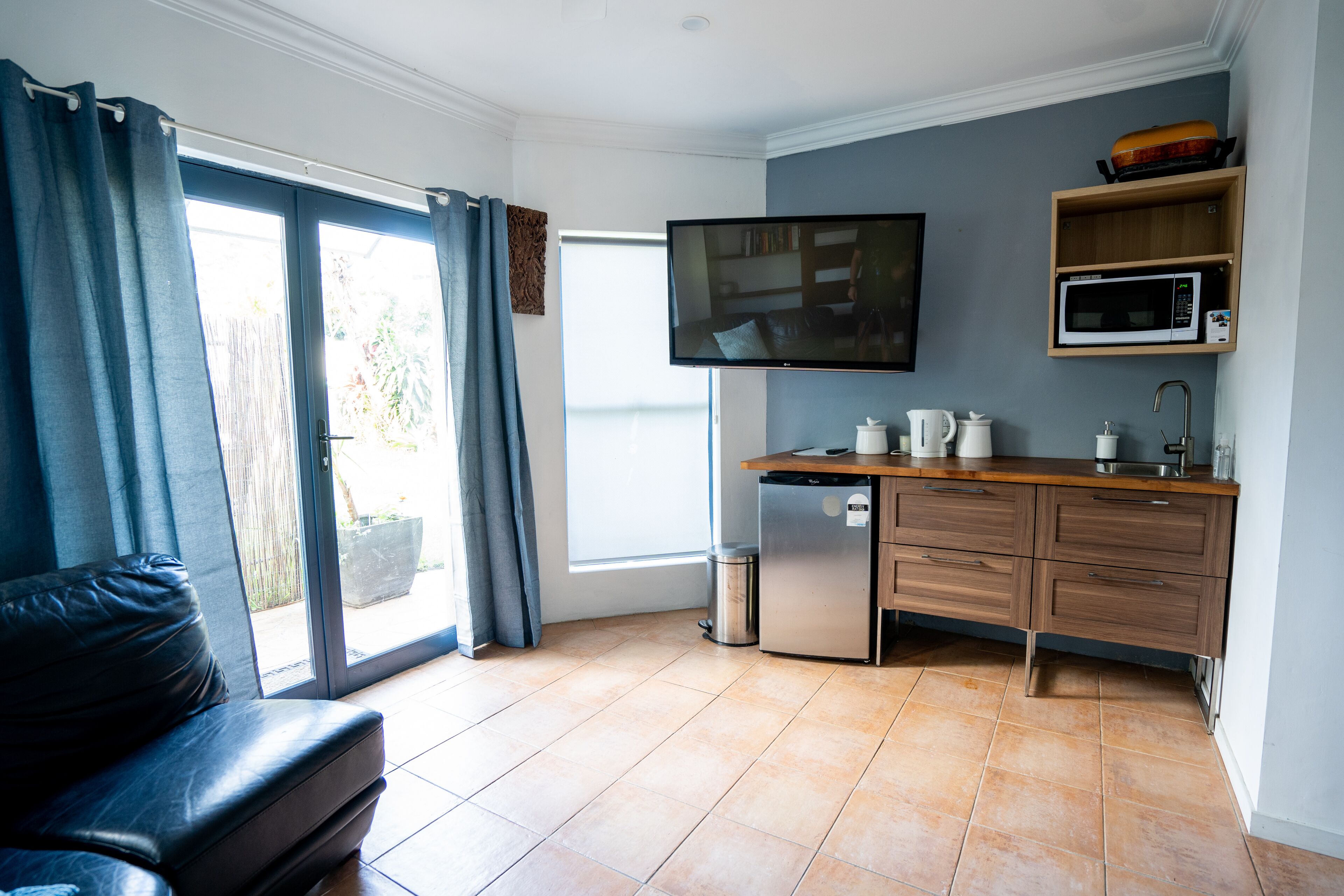 WATERFRONT 7x BEDROOM APARTMENT W/ HOT TUB — image 6