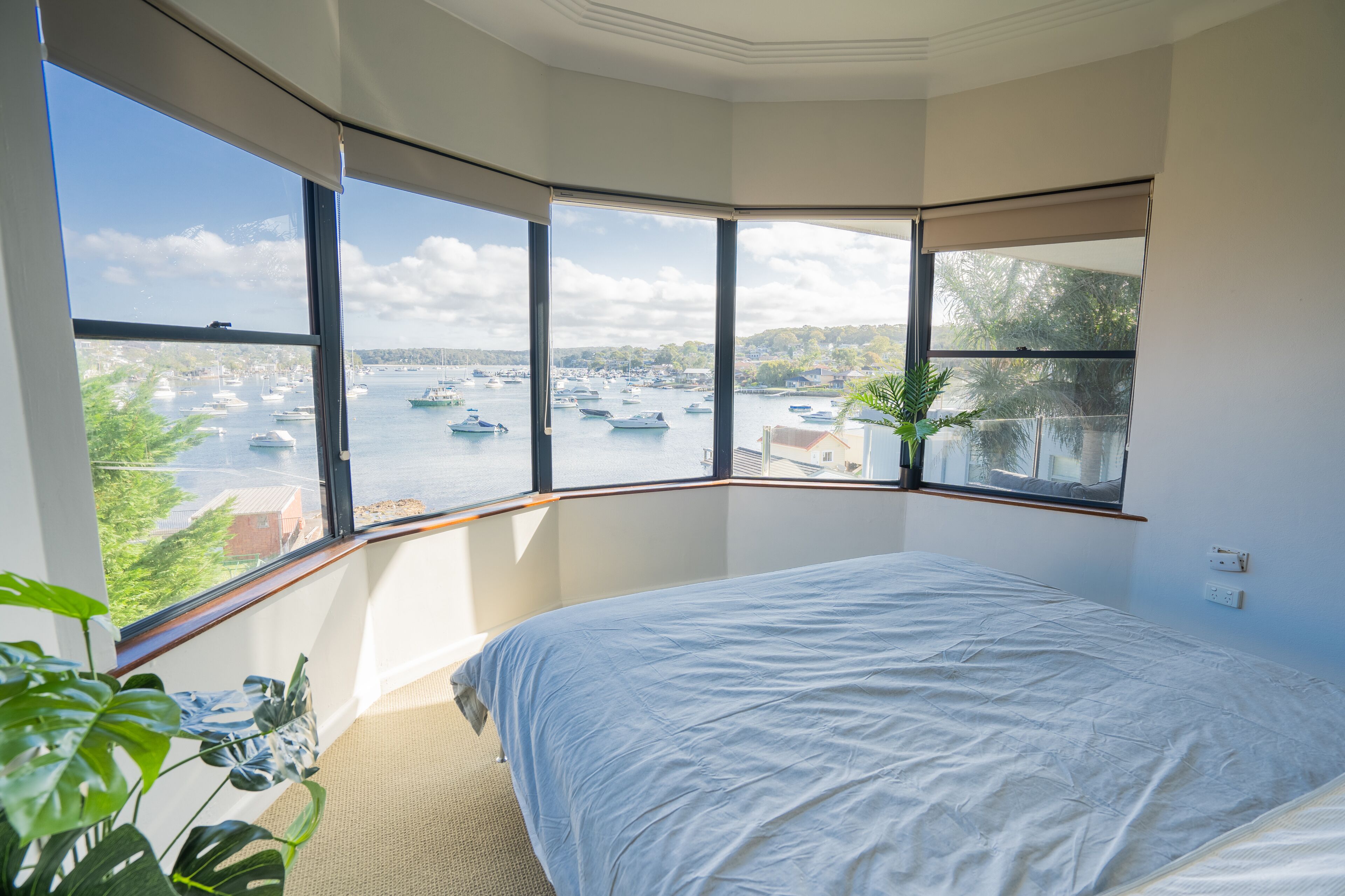 WATERFRONT 7x BEDROOM APARTMENT W/ HOT TUB — image 19