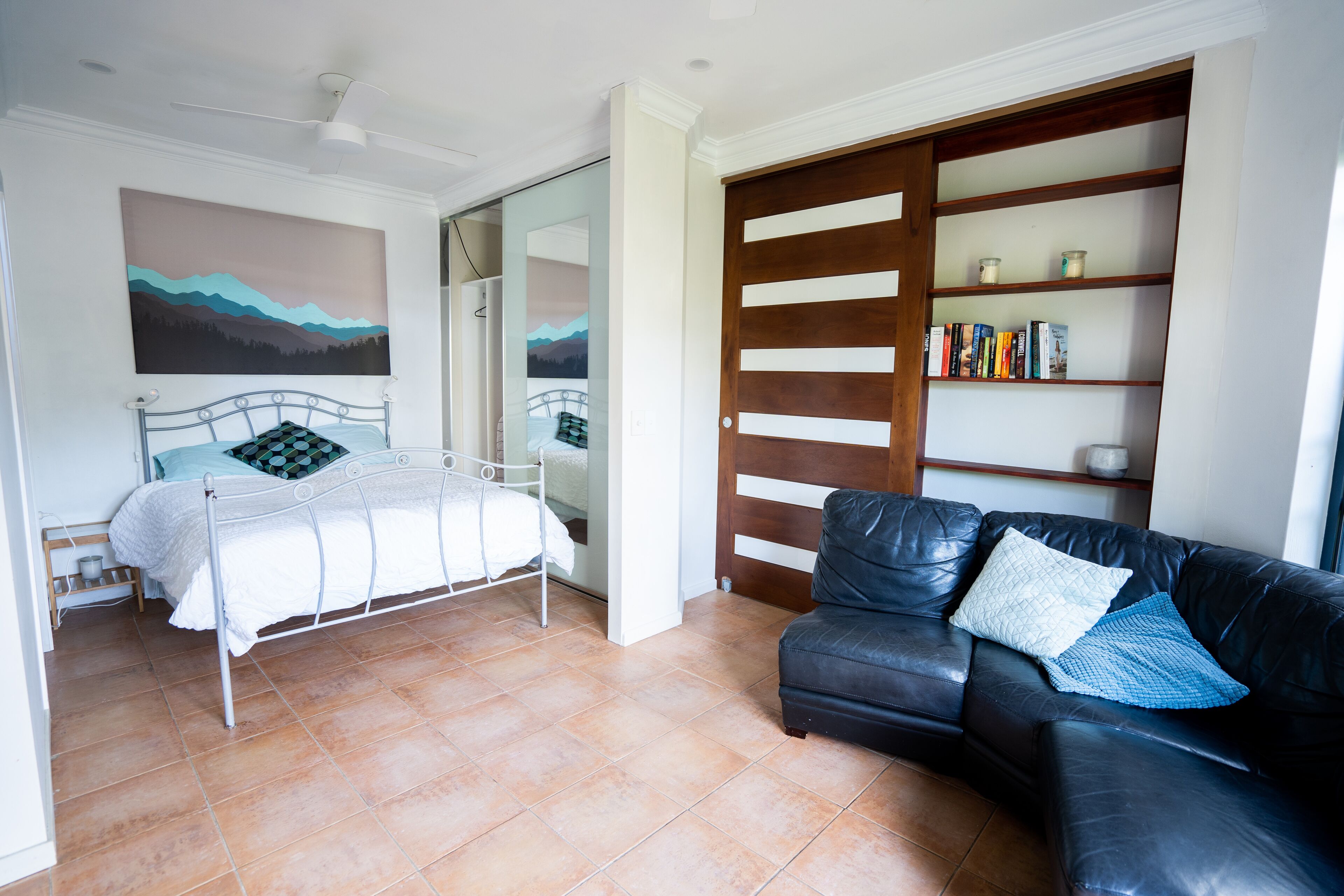 WATERFRONT 7x BEDROOM APARTMENT W/ HOT TUB — image 29